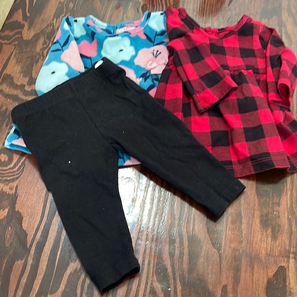 2 tops and pair of black leggings